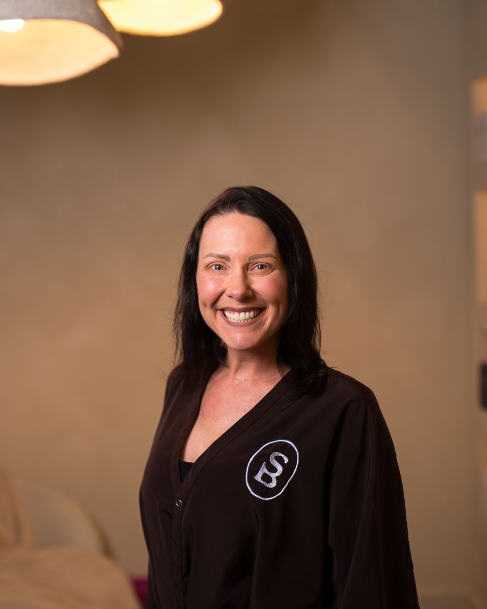 A Studio Beige client with shoulder-length dark hair before extensions