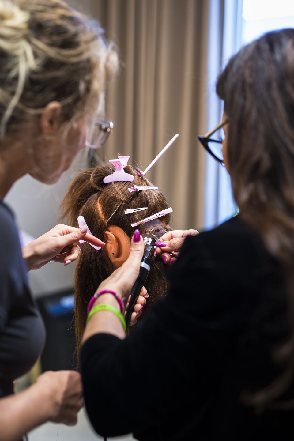 Hands-on extension training on a practice head at Studio Beige